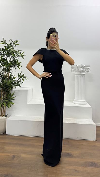Schwarzes Abendkleid mit Stehkragen, modernem Schnitt und besonderem Design